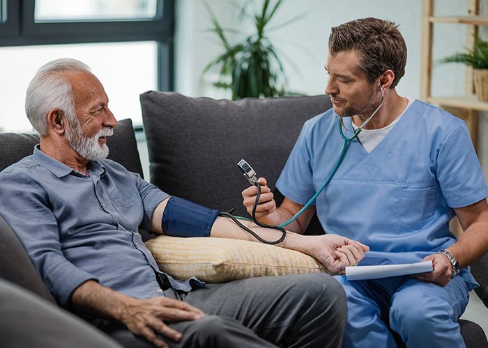 Atención al adulto mayor a domicilio alphamed